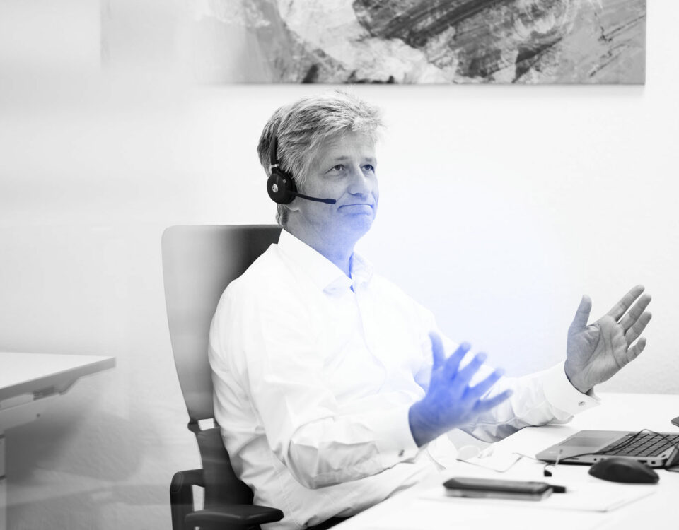 Mitarbeiter beim Telefonat mit einem potentiellen Business Partner für die Entwicklung von neuen Business-Möglichkeiten | Abacus neo aus Frankenthal