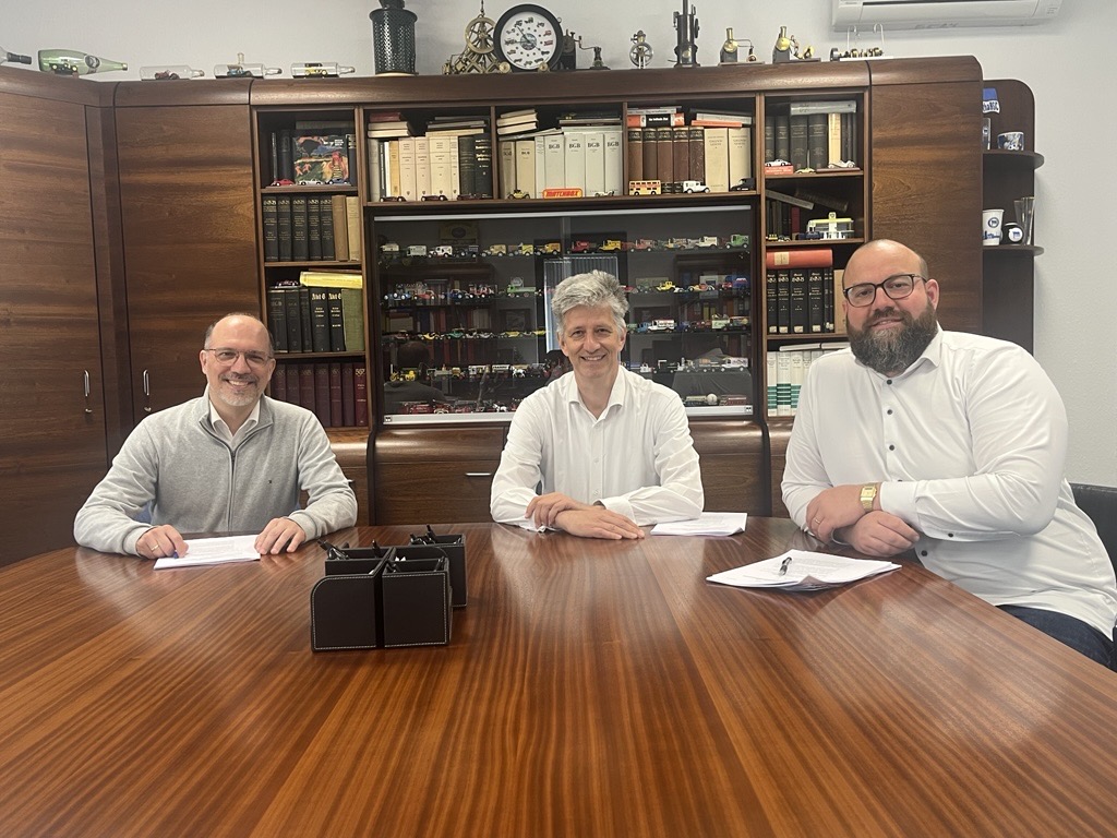 Vertragsunterzeichnung Kooperation Abacus neo mit Delfa Systems