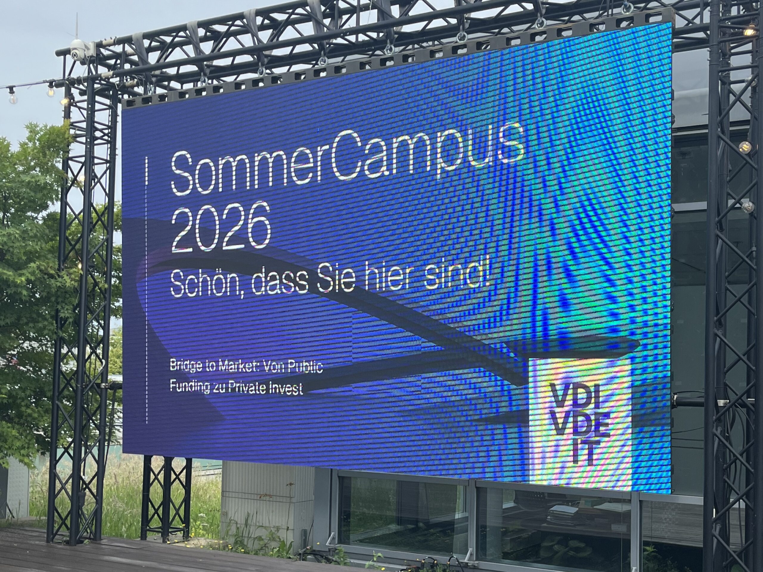 Screen auf dem SommerCampus 2026 der VDI/VDE Innovation + Technik GmbH